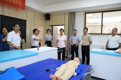 衡陽(yáng)市人大常委會(huì)副主任謝明芳率隊(duì)來我校調(diào)研