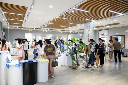 堅(jiān)定文化自信 踐行美育精神 ---衡陽(yáng)幼兒師專舉行獻(xiàn)禮祖國(guó)75華誕藝術(shù)實(shí)踐作品展 