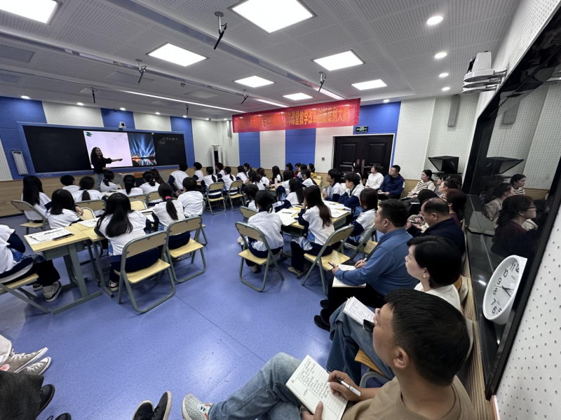 美術(shù)與藝術(shù)設(shè)計系舉行課程思政教改課研討活動