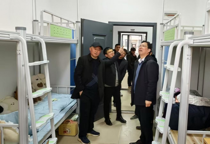 李來清、鄧昌大指導(dǎo)學(xué)生宿舍調(diào)整搬遷工作