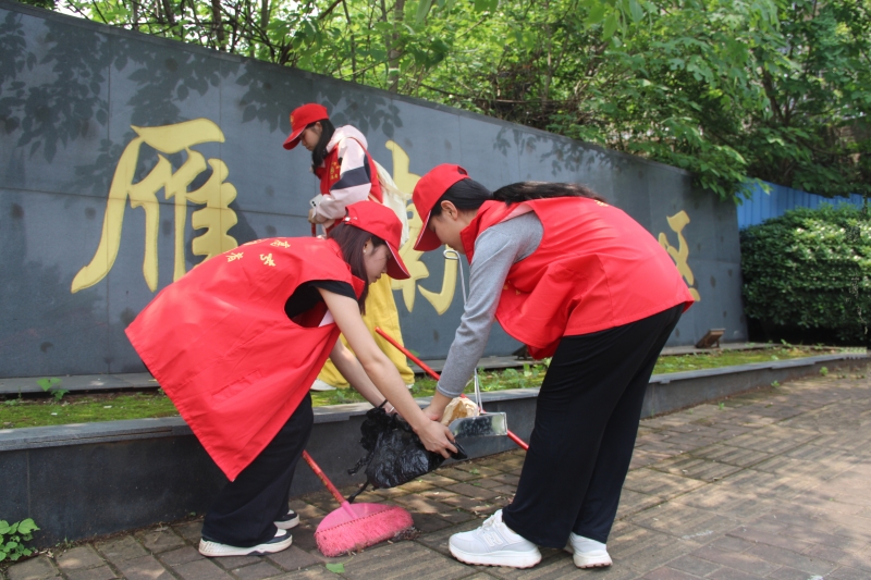 衡陽幼兒師專志愿者到雁南小區(qū)開展衛(wèi)生清掃活動