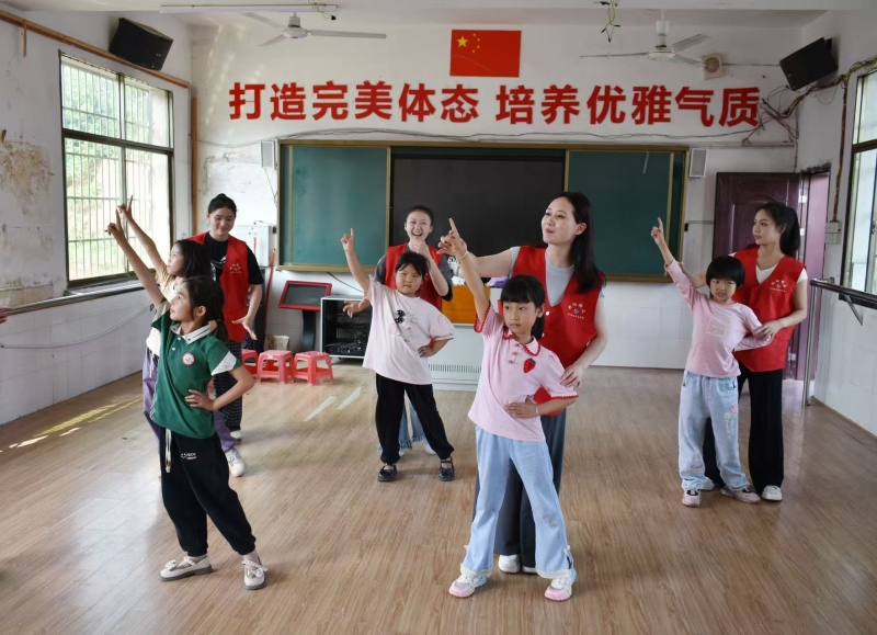 “藝暖童心”——衡陽幼兒師專志愿者赴衡南縣松江聯(lián)合學(xué)校長嶺校區(qū)開展支教幫扶活動