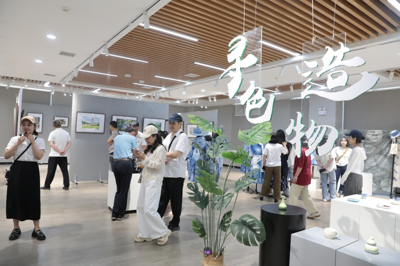 衡陽幼兒師專美術(shù)與藝術(shù)設(shè)計系“尋色造物”藝術(shù)實踐作品展隆重開幕