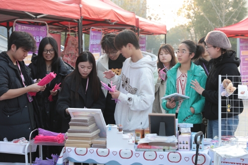 我校 “創(chuàng)響青春” 創(chuàng)新創(chuàng)業(yè)體驗(yàn)集市活動圓滿落幕