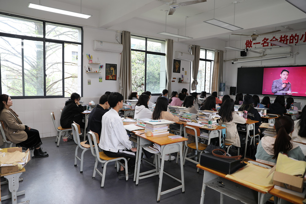 我校組織師生收看《就認(rèn)這個理——百年一課<恰同學(xué)少年>》黨史學(xué)習(xí)教育節(jié)目