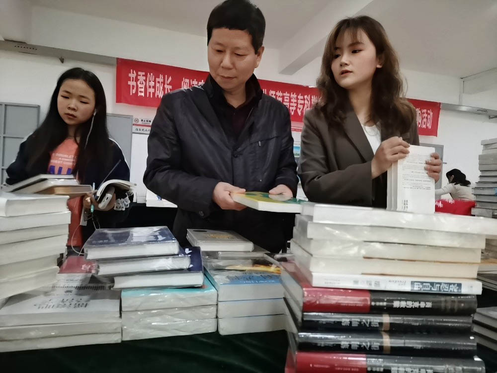 “書(shū)香伴成長(zhǎng)，閱讀育新人”——我校圖書(shū)館成功舉辦 “你選書(shū)，我買(mǎi)單”活動(dòng)