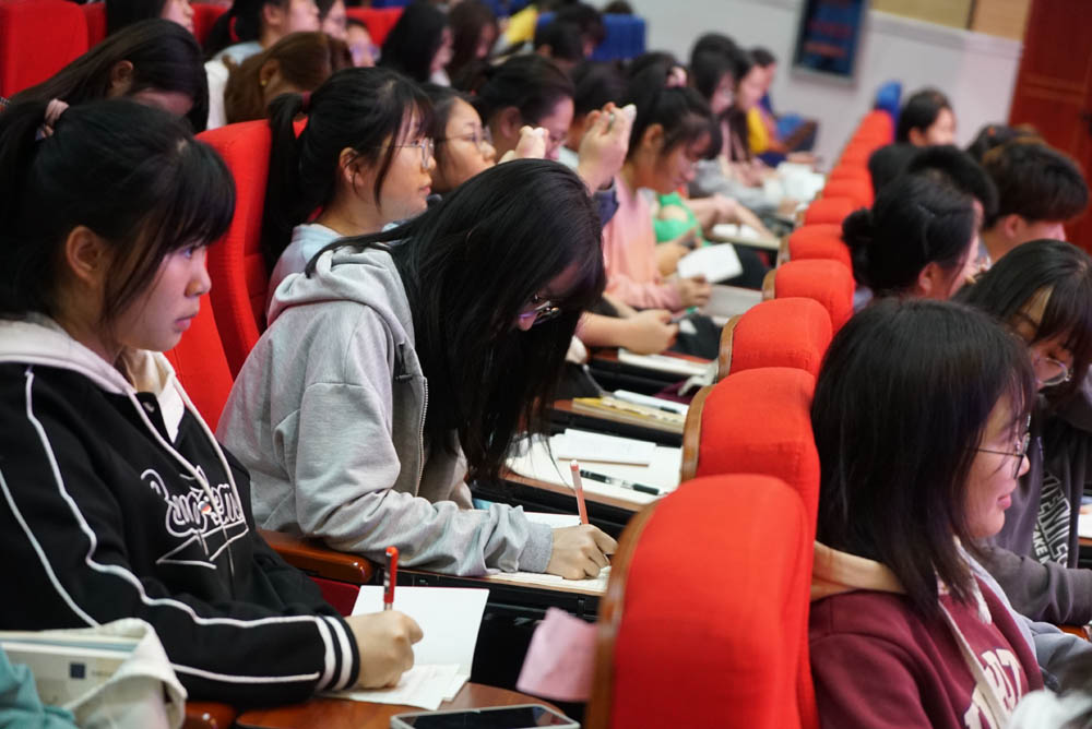 聆聽黨的知識(shí)與輝煌黨史，譜寫精神信念的“高歌”——衡陽幼兒師范高等?？茖W(xué)校舉辦2021年度業(yè)余黨校第一期培訓(xùn)班