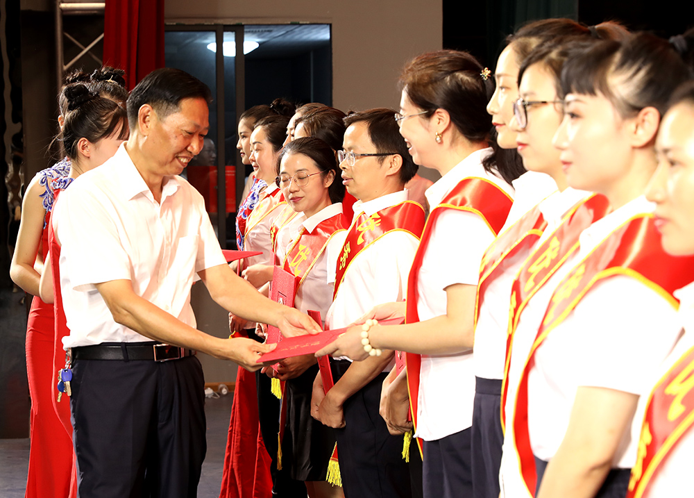 衡陽幼高專舉行慶祝第37個(gè)教師節(jié)表彰大會(huì)