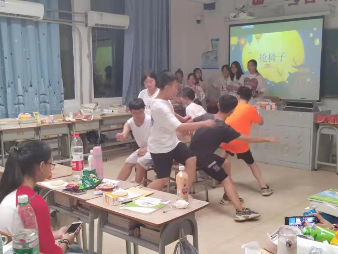 中秋佳節(jié)，師生一起過！