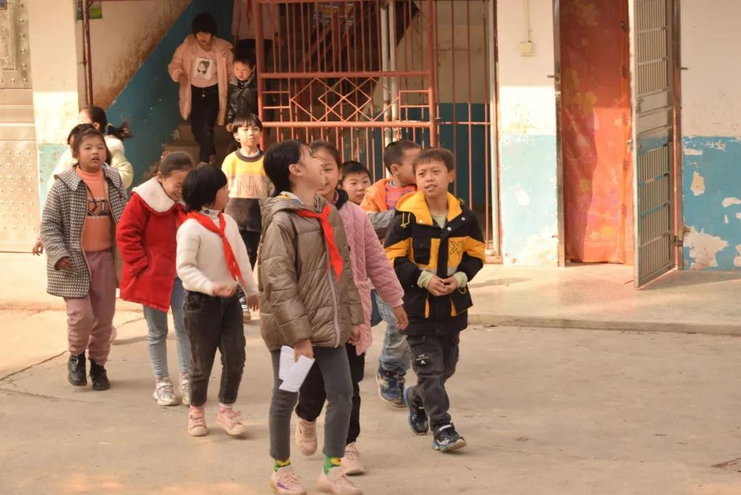 感動(dòng)！他們一次次來村小支教