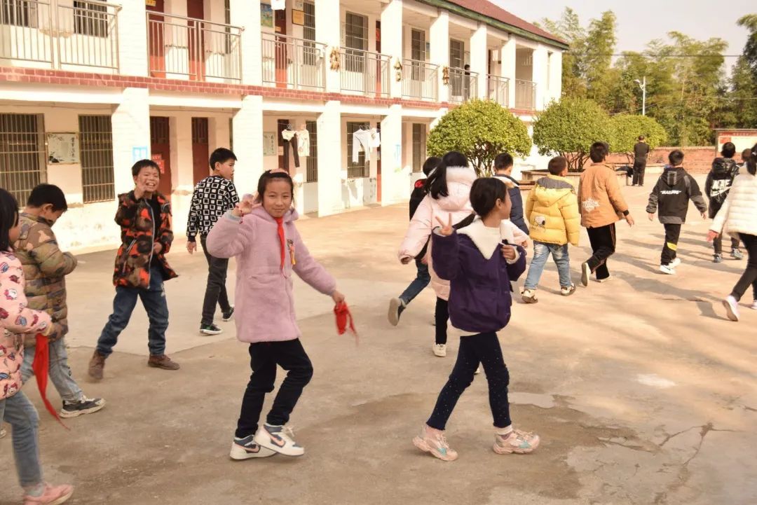 感動(dòng)！他們一次次來村小支教