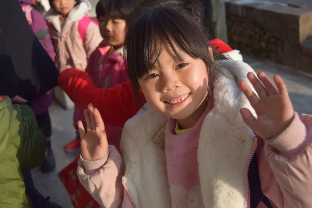 感動(dòng)！他們一次次來村小支教