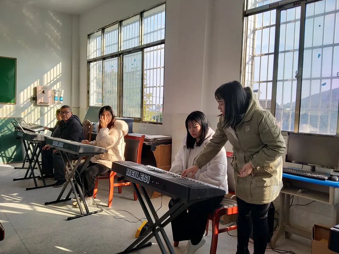 感動(dòng)！他們一次次來村小支教