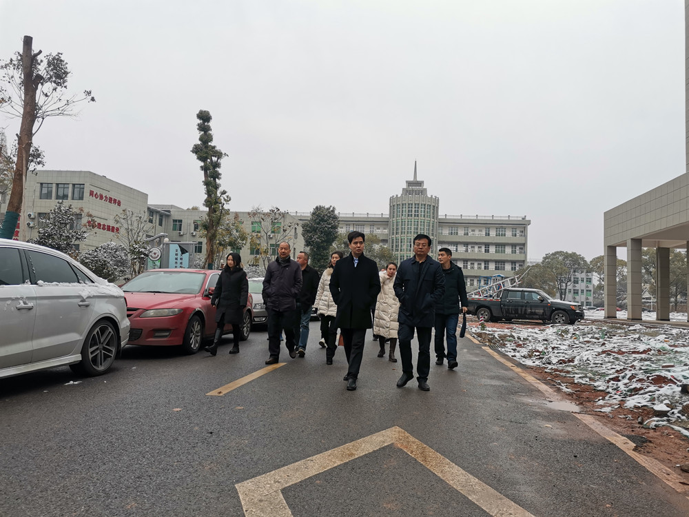 伍尤平來我校調(diào)度建設工作