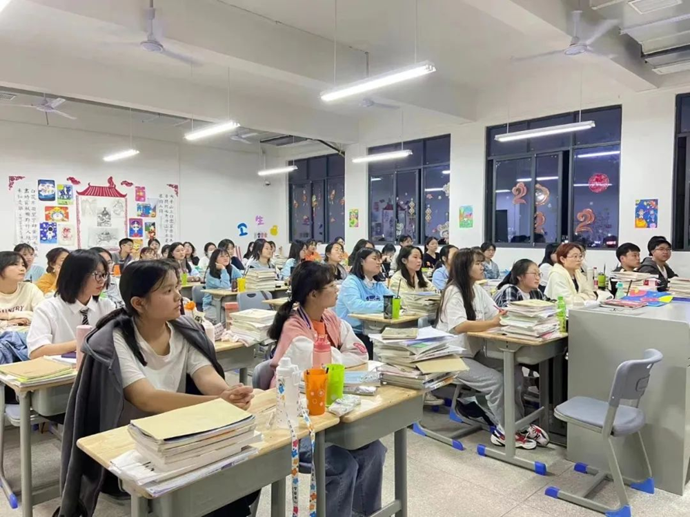 我校組織開展收看《青春之歌》暨主題班會活動 我校組織開展收看《青春之歌》暨主題班會活動