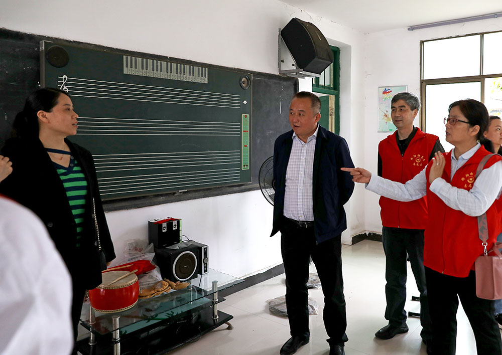 陳探宇赴衡南縣茶市聯(lián)合學(xué)校調(diào)研“百千萬‘藝術(shù)童伴’——留守兒童關(guān)愛工程”結(jié)對幫扶工作 陳探宇赴衡南縣茶市聯(lián)合學(xué)校調(diào)研“百千萬‘藝術(shù)童伴’——留守兒童關(guān)愛工程”結(jié)對幫扶工作