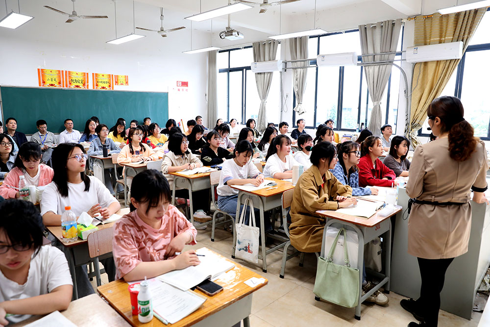 湖南省高校思政課教學(xué)指導(dǎo)委員會專家蒞臨我校指導(dǎo)工作 湖南省高校思政課教學(xué)指導(dǎo)委員會專家蒞臨我校指導(dǎo)工作