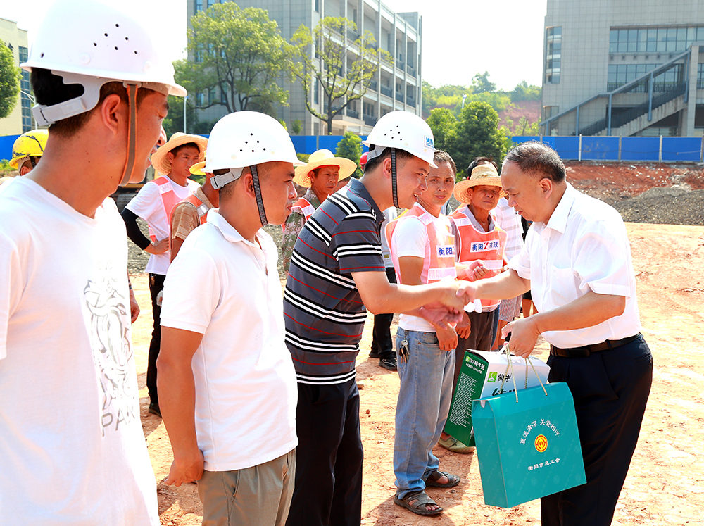 譚敦龍率隊(duì)來(lái)我校走訪(fǎng)慰問(wèn)高溫下堅(jiān)守崗位的一線(xiàn)勞動(dòng)者 譚敦龍率隊(duì)來(lái)我校走訪(fǎng)慰問(wèn)高溫下堅(jiān)守崗位的一線(xiàn)勞動(dòng)者