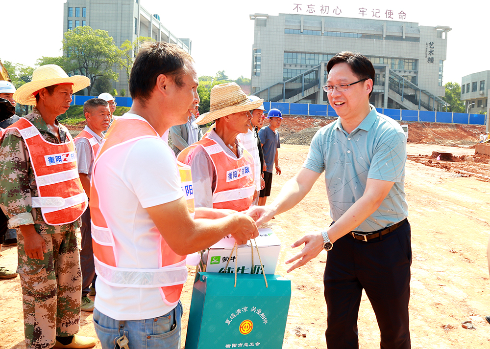 譚敦龍率隊(duì)來(lái)我校走訪(fǎng)慰問(wèn)高溫下堅(jiān)守崗位的一線(xiàn)勞動(dòng)者 譚敦龍率隊(duì)來(lái)我校走訪(fǎng)慰問(wèn)高溫下堅(jiān)守崗位的一線(xiàn)勞動(dòng)者