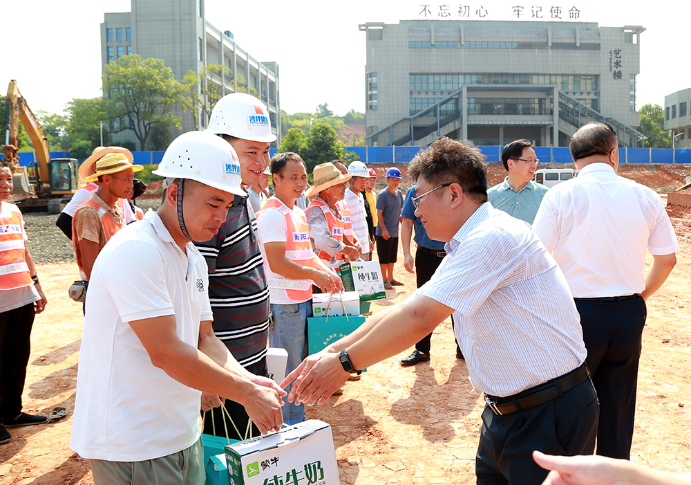 譚敦龍率隊(duì)來(lái)我校走訪(fǎng)慰問(wèn)高溫下堅(jiān)守崗位的一線(xiàn)勞動(dòng)者 譚敦龍率隊(duì)來(lái)我校走訪(fǎng)慰問(wèn)高溫下堅(jiān)守崗位的一線(xiàn)勞動(dòng)者