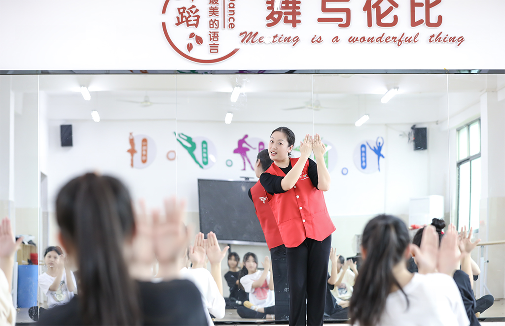 衡陽幼兒師專學前教育系赴衡南縣茶市聯(lián)合學校開展留守兒童結(jié)對幫扶工作