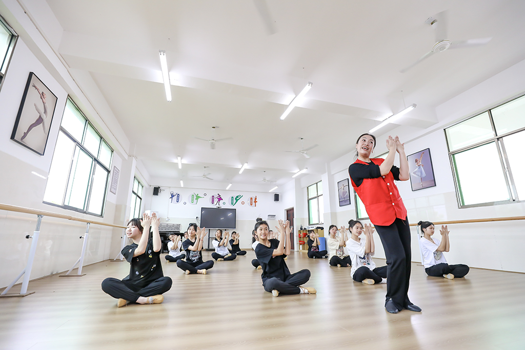 衡陽幼兒師專學前教育系赴衡南縣茶市聯(lián)合學校開展留守兒童結(jié)對幫扶工作