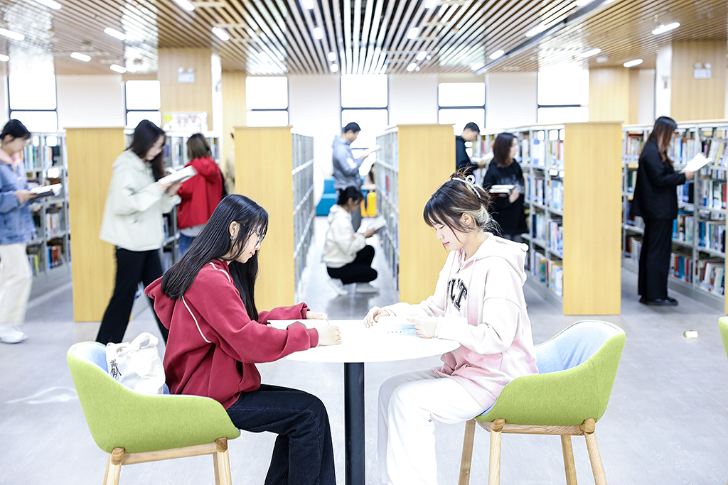 衡陽幼兒師專舉辦“以書敘情義，以畫見遠方”藝術(shù)展