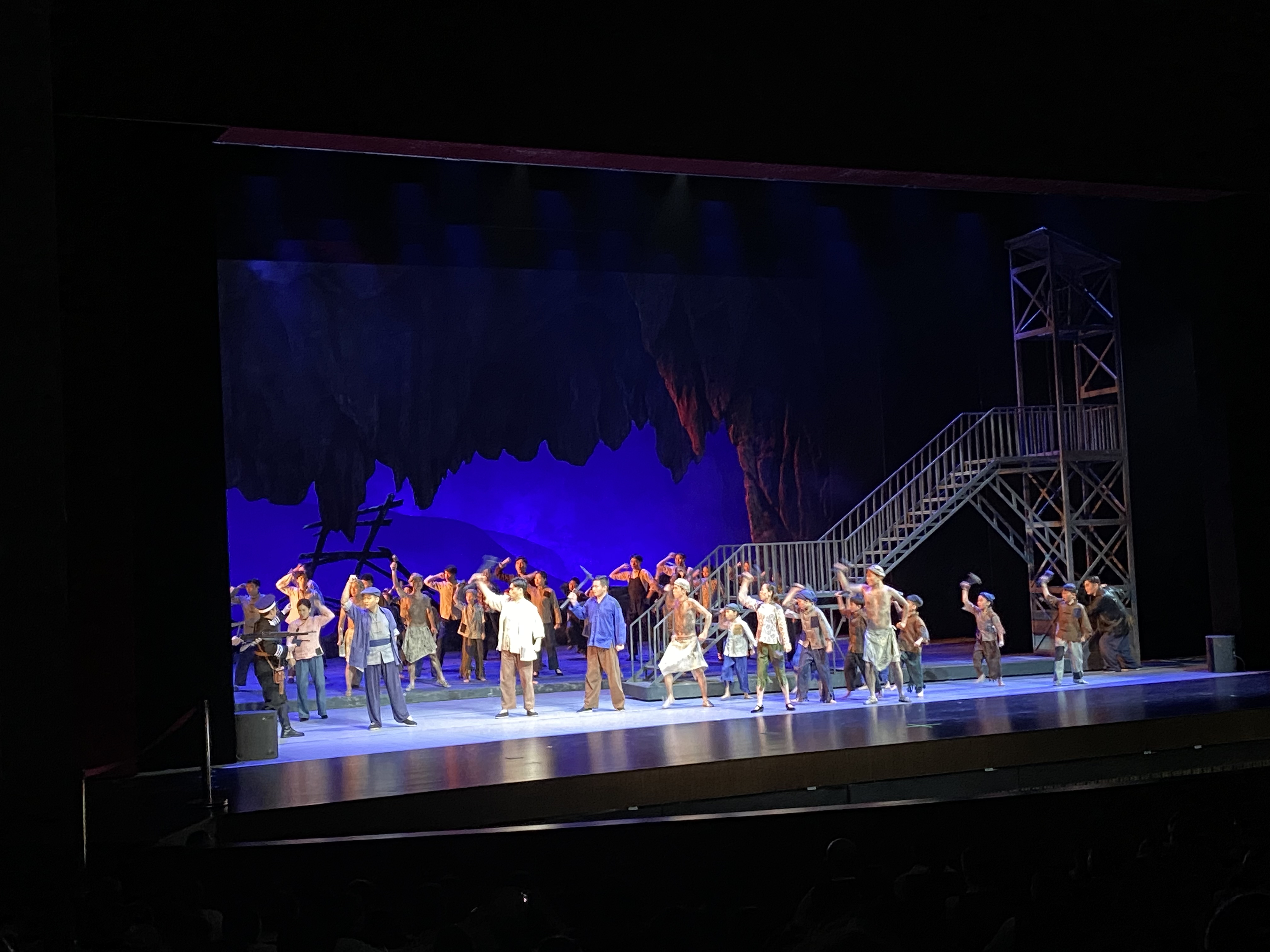 弘揚(yáng)英烈精神，傳承紅色基因 ——我校藝術(shù)系黨總支組織黨員教師觀看歌劇《八百礦工上井岡》