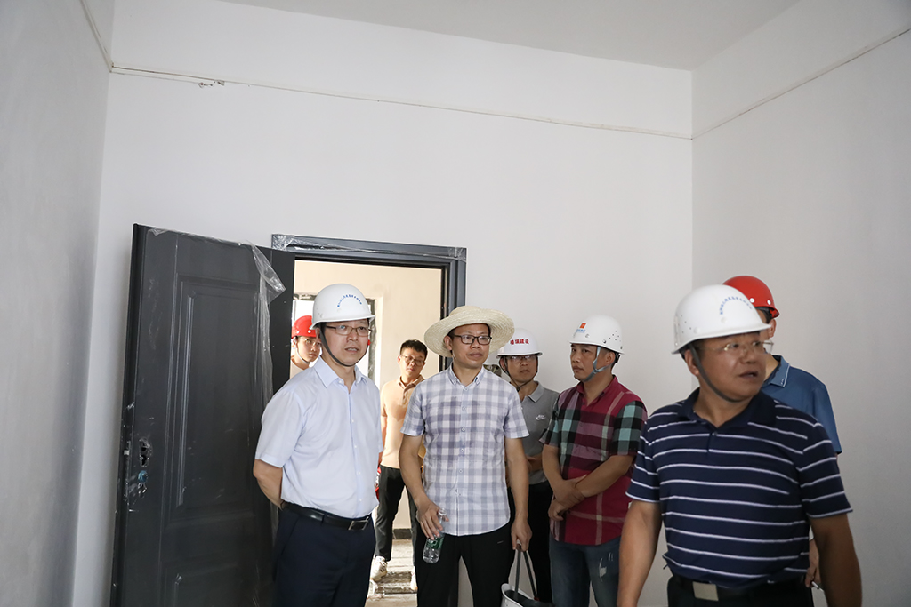 校領(lǐng)導深入學?；椖渴┕がF(xiàn)場檢查指導工作